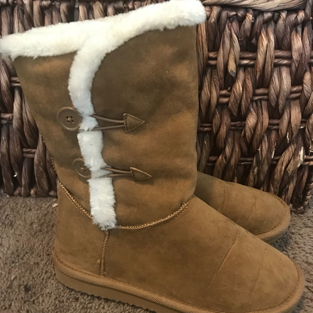 Tan boots with white faux fur